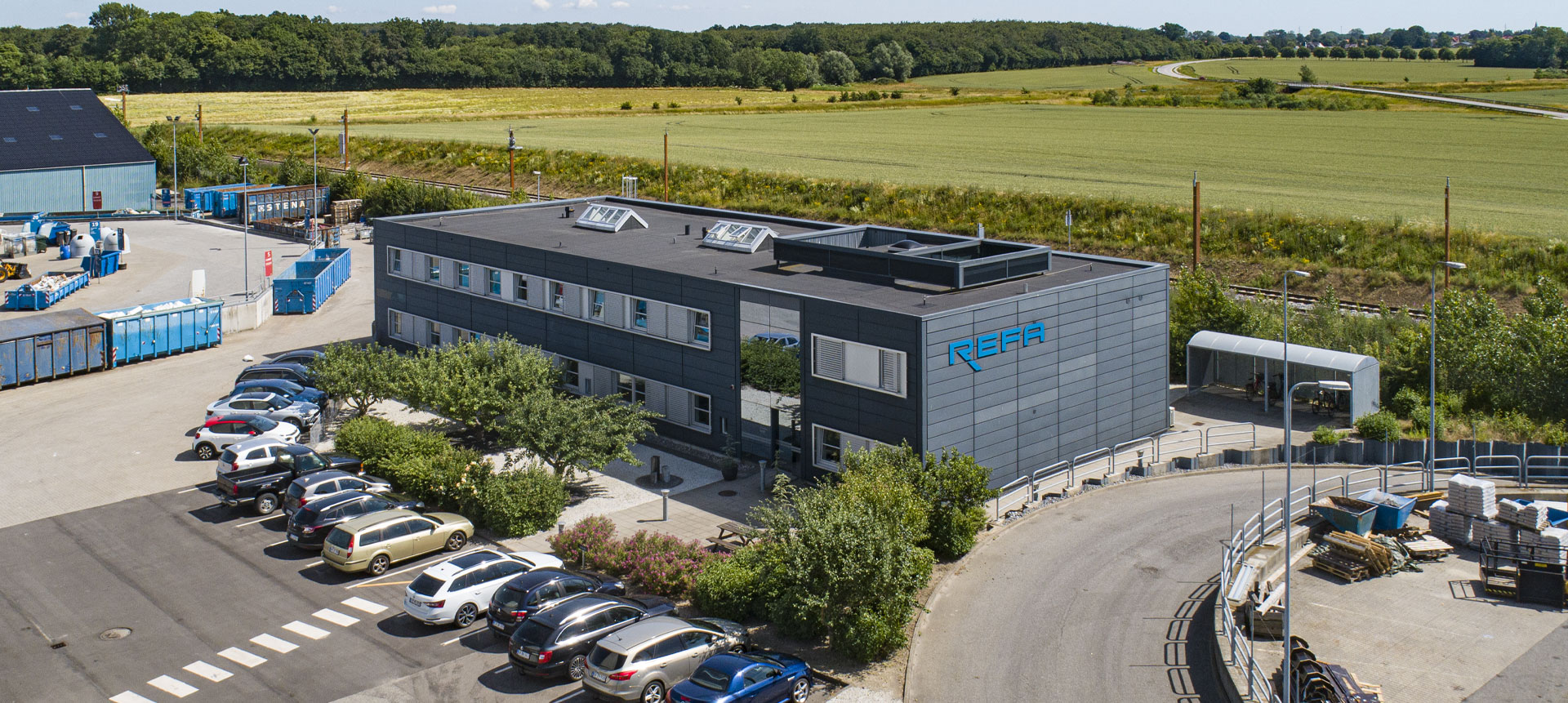 Billedet er et oversigtsfoto, der viser REFA administrationsbygning på Energivej i Nykøbing Falster