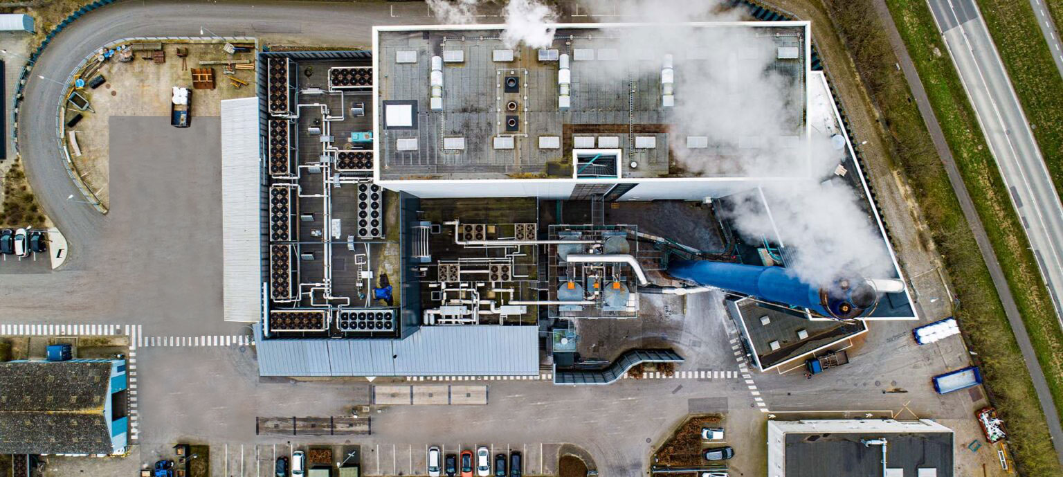 Dronefoto af REFA Kraftvarmeværk